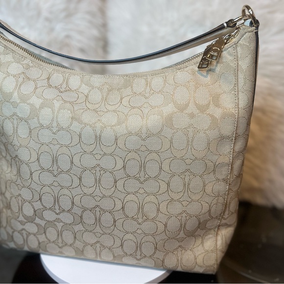 Beautiful Coach handbag in excellent like new condition - Picture 8 of 10